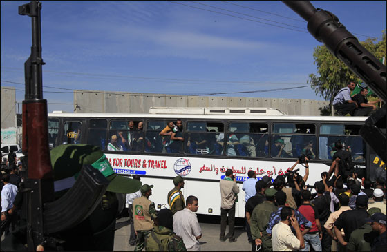 اسرى فلسطين يتنفسون الحرية والجندي شاليط يعود الى بيته  صورة رقم 3