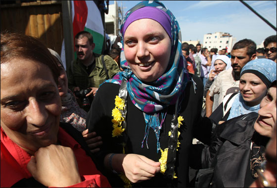 اسرى فلسطين يتنفسون الحرية والجندي شاليط يعود الى بيته  صورة رقم 21