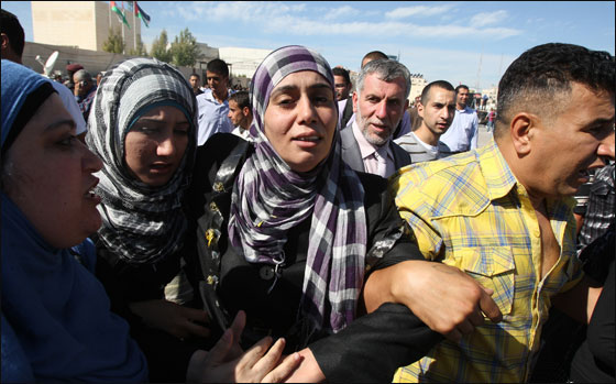 اسرى فلسطين يتنفسون الحرية والجندي شاليط يعود الى بيته  صورة رقم 4