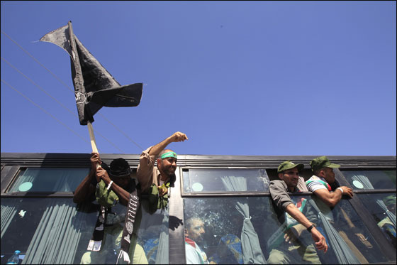 اسرى فلسطين يتنفسون الحرية والجندي شاليط يعود الى بيته  صورة رقم 15