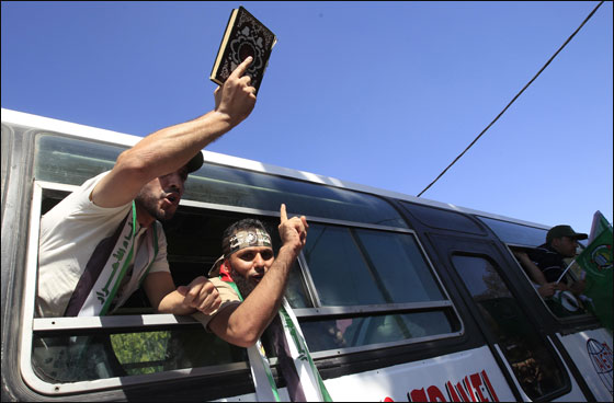 اسرى فلسطين يتنفسون الحرية والجندي شاليط يعود الى بيته  صورة رقم 5