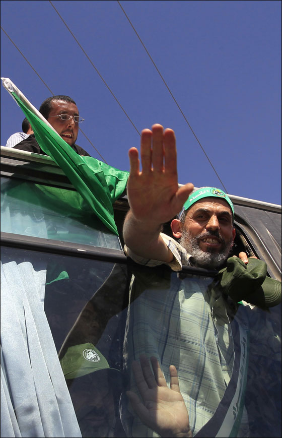 اسرى فلسطين يتنفسون الحرية والجندي شاليط يعود الى بيته  صورة رقم 17