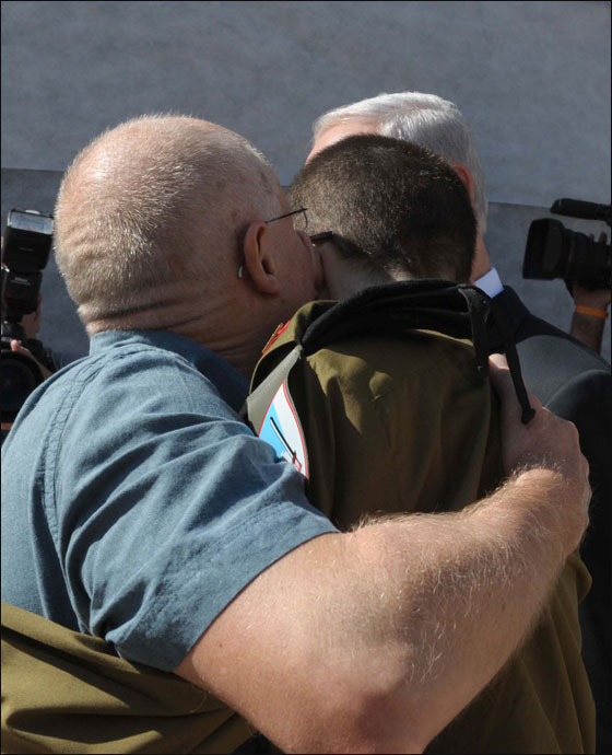 اسرى فلسطين يتنفسون الحرية والجندي شاليط يعود الى بيته  صورة رقم 11