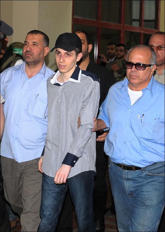 اسرى فلسطين يتنفسون الحرية والجندي شاليط يعود الى بيته  صورة رقم 10