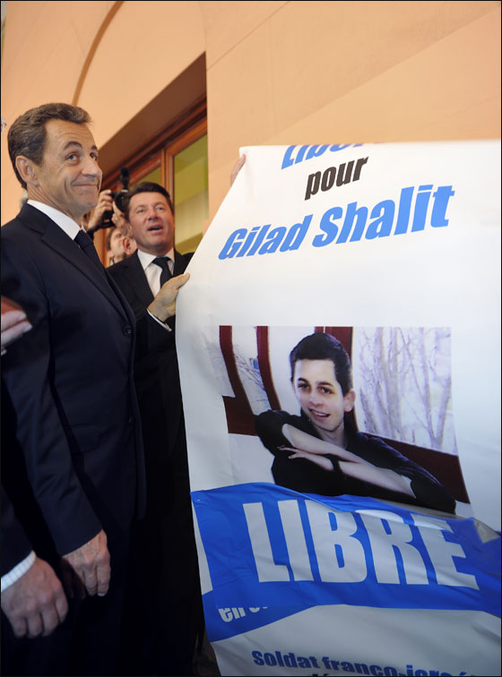 اسرى فلسطين يتنفسون الحرية والجندي شاليط يعود الى بيته  صورة رقم 14