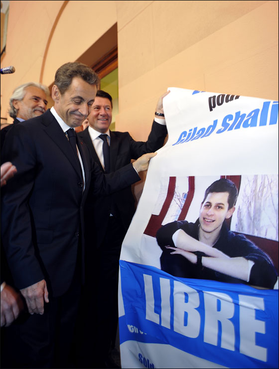 اسرى فلسطين يتنفسون الحرية والجندي شاليط يعود الى بيته  صورة رقم 23