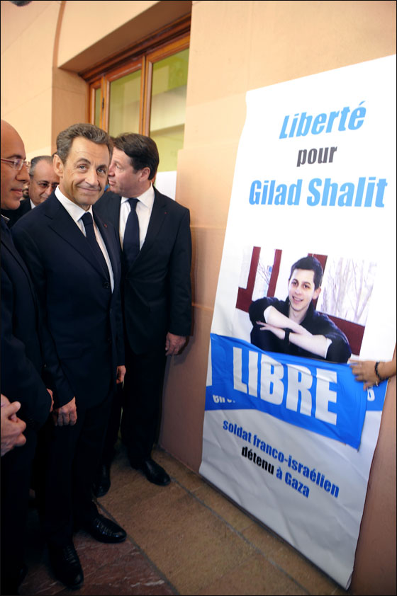 اسرى فلسطين يتنفسون الحرية والجندي شاليط يعود الى بيته  صورة رقم 13