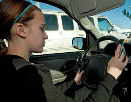 الكويتيات يتفوقن على الشباب باستخدام الخليوي خلال القيادة! صورة رقم 1 الكويتيات يتفوقن على الشباب باستخدام الخليوي خلال القيادة! صورة رقم 1