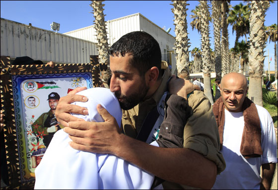 كتائب القسام تعاملنا مع شاليط وفق اخلاق الاسلام والعدو نكل باسرانا صورة رقم 27