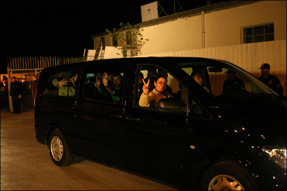 كتائب القسام تعاملنا مع شاليط وفق اخلاق الاسلام والعدو نكل باسرانا صورة رقم 12