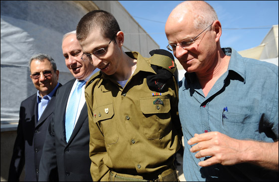 ما قصة النظارة التي وضعها شاليط فور وصوله الى اسرائيل؟!! صورة رقم 4