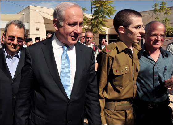 ما قصة النظارة التي وضعها شاليط فور وصوله الى اسرائيل؟!! صورة رقم 11