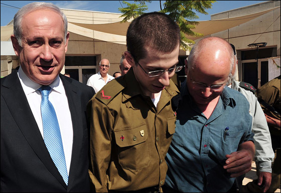 ما قصة النظارة التي وضعها شاليط فور وصوله الى اسرائيل؟!! صورة رقم 14