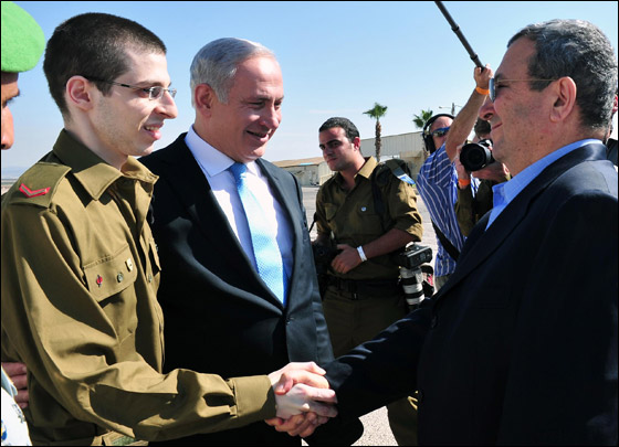 ما قصة النظارة التي وضعها شاليط فور وصوله الى اسرائيل؟!! صورة رقم 8