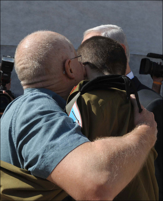 ما قصة النظارة التي وضعها شاليط فور وصوله الى اسرائيل؟!! صورة رقم 13