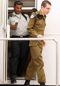 الشاباك كلّف 95% من عملائه الفلسطينيين لمعرفة مكان شاليط!! صورة رقم 1