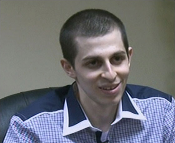 ما قصة النظارة التي وضعها شاليط فور وصوله الى اسرائيل؟!! صورة رقم 20