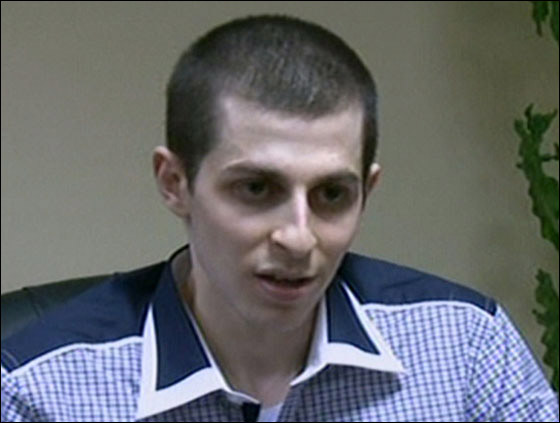 ما قصة النظارة التي وضعها شاليط فور وصوله الى اسرائيل؟!! صورة رقم 17