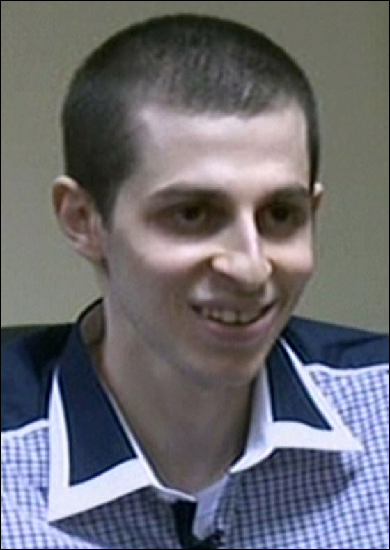 ما قصة النظارة التي وضعها شاليط فور وصوله الى اسرائيل؟!! صورة رقم 19