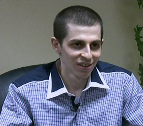 ما قصة النظارة التي وضعها شاليط فور وصوله الى اسرائيل؟!! صورة رقم 18