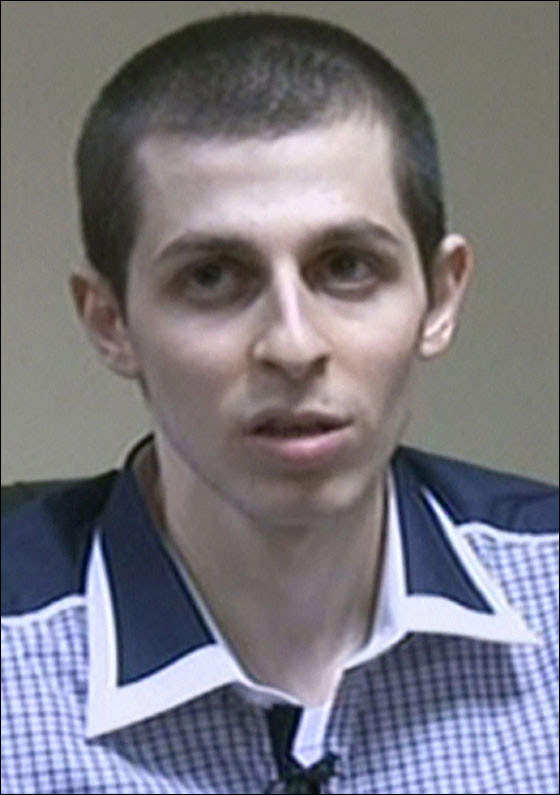 ما قصة النظارة التي وضعها شاليط فور وصوله الى اسرائيل؟!! صورة رقم 16