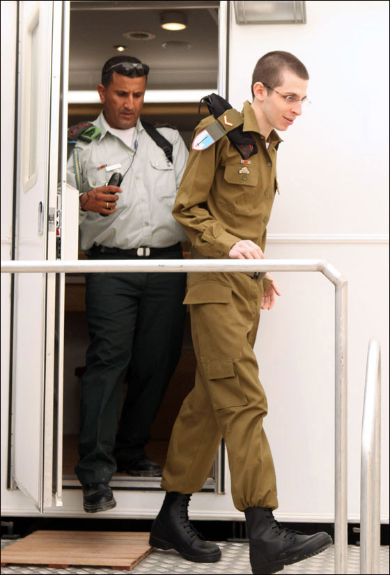 ما قصة النظارة التي وضعها شاليط فور وصوله الى اسرائيل؟!! صورة رقم 2