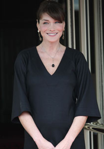 بابا ساركوزي.. كارلا بروني ترزق بمولودة ولم تعلن عن اسمها!  صورة رقم 1