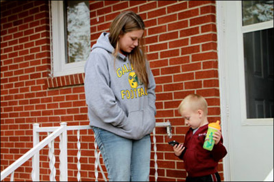 طفل يبلغ ثلاثة أعوام ينقذ أمه بعد ان سقطت من أعلى السلالم!! صورة رقم 6 طفل يبلغ ثلاثة أعوام ينقذ أمه بعد ان سقطت من أعلى السلالم!! صورة رقم 6