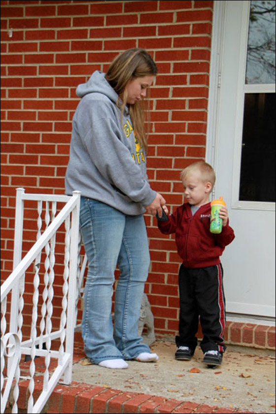 طفل يبلغ ثلاثة أعوام ينقذ أمه بعد ان سقطت من أعلى السلالم!! صورة رقم 3 طفل يبلغ ثلاثة أعوام ينقذ أمه بعد ان سقطت من أعلى السلالم!! صورة رقم 3