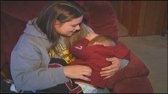 طفل يبلغ ثلاثة أعوام ينقذ أمه بعد ان سقطت من أعلى السلالم!! صورة رقم 2 طفل يبلغ ثلاثة أعوام ينقذ أمه بعد ان سقطت من أعلى السلالم!! صورة رقم 2