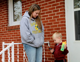 طفل يبلغ ثلاثة أعوام ينقذ أمه بعد ان سقطت من أعلى السلالم!! صورة رقم 1 طفل يبلغ ثلاثة أعوام ينقذ أمه بعد ان سقطت من أعلى السلالم!! صورة رقم 1