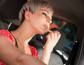 دبي: مخالفة 50 دولار لمن تتبرج اثناء القيادة! صورة رقم 1