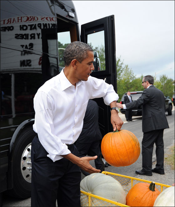 اوباما وميشيل يشترون اليقطين تحضيرا للهالوين!  صورة رقم 7