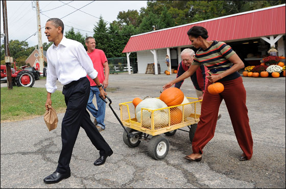 اوباما وميشيل يشترون اليقطين تحضيرا للهالوين!  صورة رقم 2