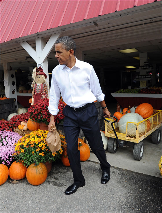 اوباما وميشيل يشترون اليقطين تحضيرا للهالوين!  صورة رقم 3