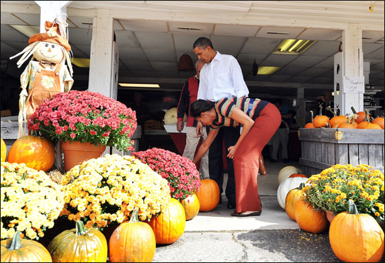 اوباما وميشيل يشترون اليقطين تحضيرا للهالوين!  صورة رقم 8