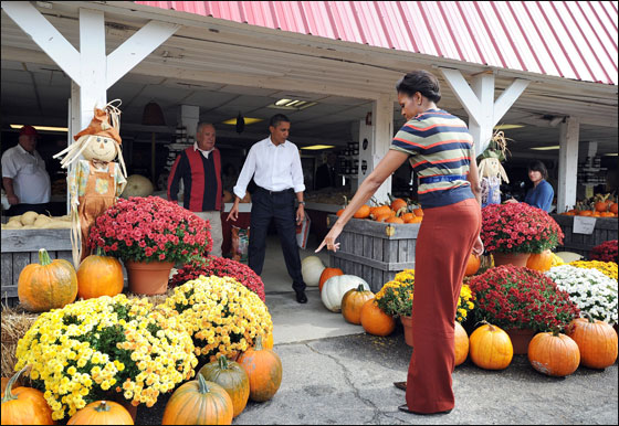اوباما وميشيل يشترون اليقطين تحضيرا للهالوين!  صورة رقم 5