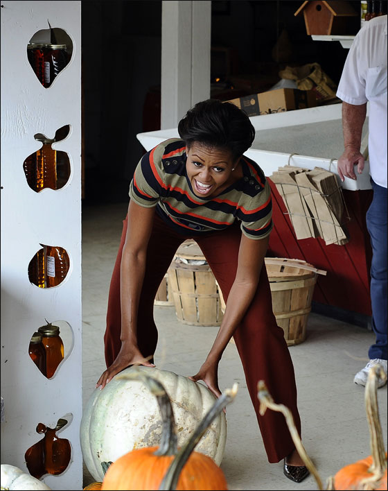 اوباما وميشيل يشترون اليقطين تحضيرا للهالوين!  صورة رقم 9