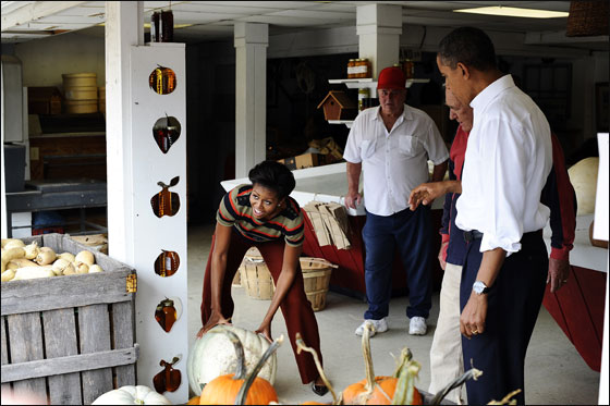 اوباما وميشيل يشترون اليقطين تحضيرا للهالوين!  صورة رقم 6