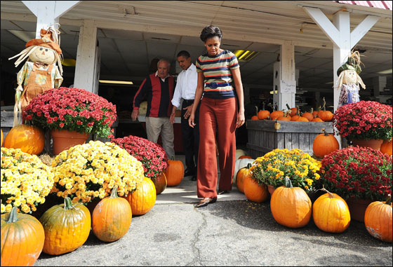 اوباما وميشيل يشترون اليقطين تحضيرا للهالوين!  صورة رقم 4