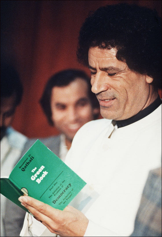 عشيرة صدام حسين تعزي عائلة القذافي وتتوعد للأخذ بثأره!!   صورة رقم 7