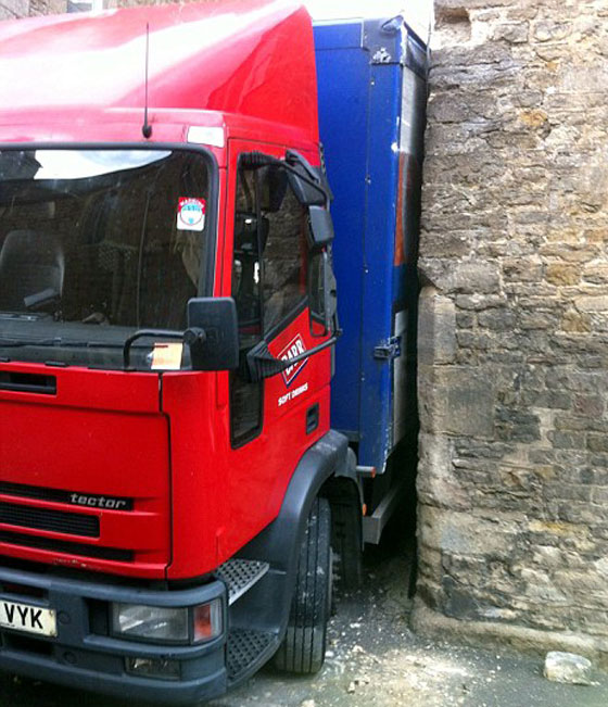 علقت شاحنته في طريق ضيق فاضطر السائق للمبيت بداخلها  صورة رقم 3