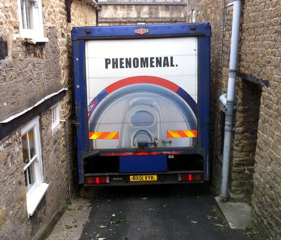 علقت شاحنته في طريق ضيق فاضطر السائق للمبيت بداخلها  صورة رقم 6