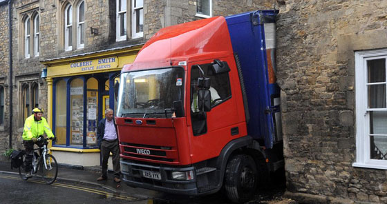 علقت شاحنته في طريق ضيق فاضطر السائق للمبيت بداخلها  صورة رقم 4