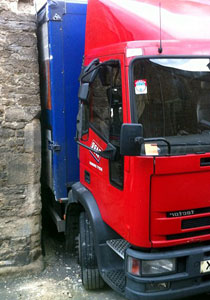 علقت شاحنته في طريق ضيق فاضطر السائق للمبيت بداخلها  صورة رقم 1