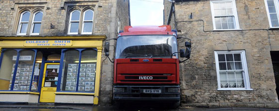 علقت شاحنته في طريق ضيق فاضطر السائق للمبيت بداخلها  صورة رقم 5