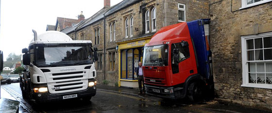 علقت شاحنته في طريق ضيق فاضطر السائق للمبيت بداخلها  صورة رقم 2