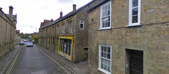 علقت شاحنته في طريق ضيق فاضطر السائق للمبيت بداخلها  صورة رقم 7