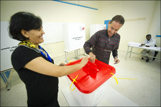 لأول مرة في التاريخ.. الشعب التونسي يصوت بحرية للإنتخابات!! صورة رقم 8