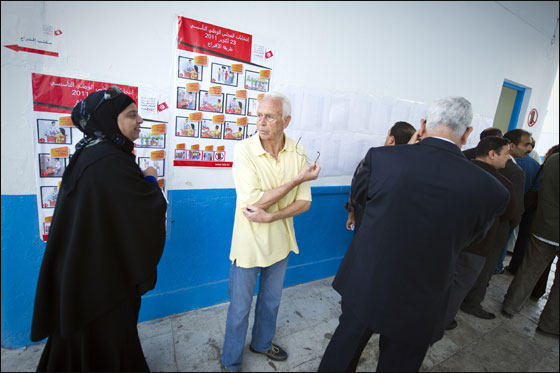 لأول مرة في التاريخ.. الشعب التونسي يصوت بحرية للإنتخابات!! صورة رقم 9